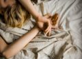 Παράξενο: Γιατί μπορεί να κοιμούνται χειρότερα οι αριστερόχειρες – Τι έδειξε η έρευνα