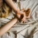 Παράξενο: Γιατί μπορεί να κοιμούνται χειρότερα οι αριστερόχειρες – Τι έδειξε η έρευνα