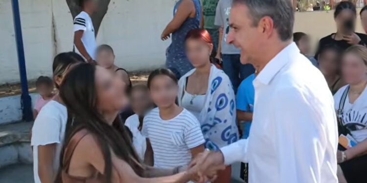 Άνω Λιόσια: Όταν ο Κυριάκος Μητσοτάκης επισκέφτηκε το νηπιαγωγείο όπου φώναζε σε κατάσταση αμόκ η διευθύντρια (Βίντεο)