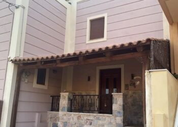 ΕΚΤΑΚΤΟ: Πρώην σύντροφος «μπούκαρε» στο σπίτι και μαχαίρωσε ζευγάρι μπροστά στα παιδιά τους – Σε κρίσιμη κατάσταση τα θύματα (video)