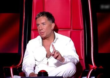 The Voice: Το πρόσωπο που «λύγισε» στα παρασκήνια του αφιερώματος για τον Μαζωνάκη – Το βίντεο που «ραγίζει καρδιές»