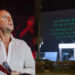 Γιώργος Μαζωνάκης: Το ακυκλοφόρητο βίντεο του «Να Περνάς» με τους στίχους πάνω σε κτίρια της Αθήνας