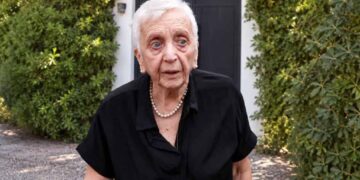 Ποτάμι τα δάκρυα! Κατέρρευσε η μάνα του Μαζωνάκη στο σπίτι του στη Βούλα – Τι αντίκρισε μαζί με τον ανακριτή και “λύγισε”